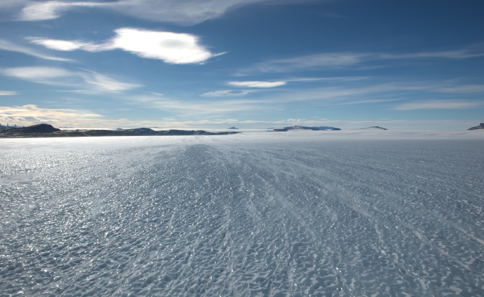 見渡す限りの南極氷床。氷の厚さは約2000メートル。クレバスが待ち構える（撮影：阿部幹雄）