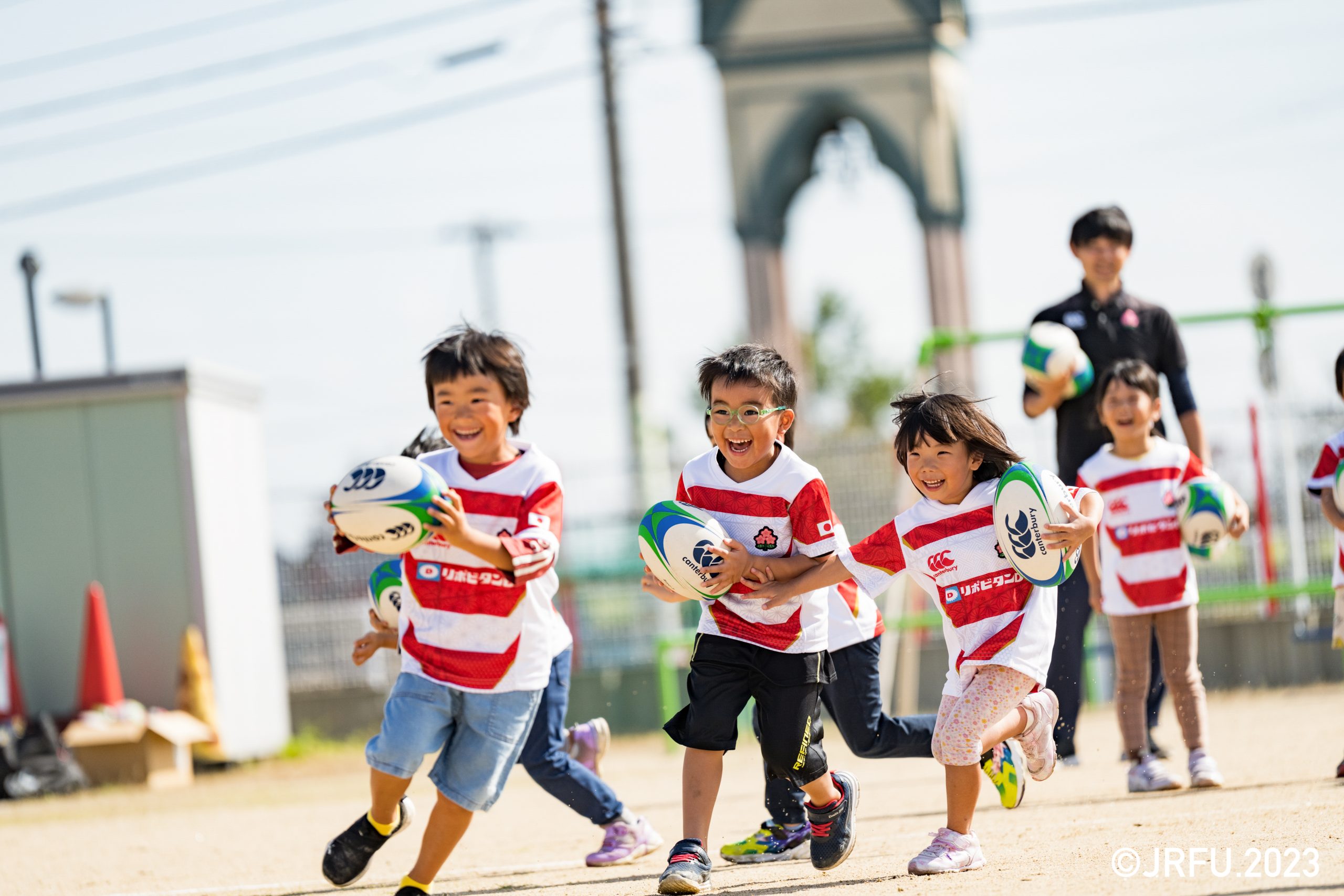 JRFUが行うイベント「Canterbury Rugby Little Playfield」に富山県小矢部市の認定こども園「大谷こども園」が参加。幼児がラグビーに触れる機会を提供する本イベントの模様をお届けします。