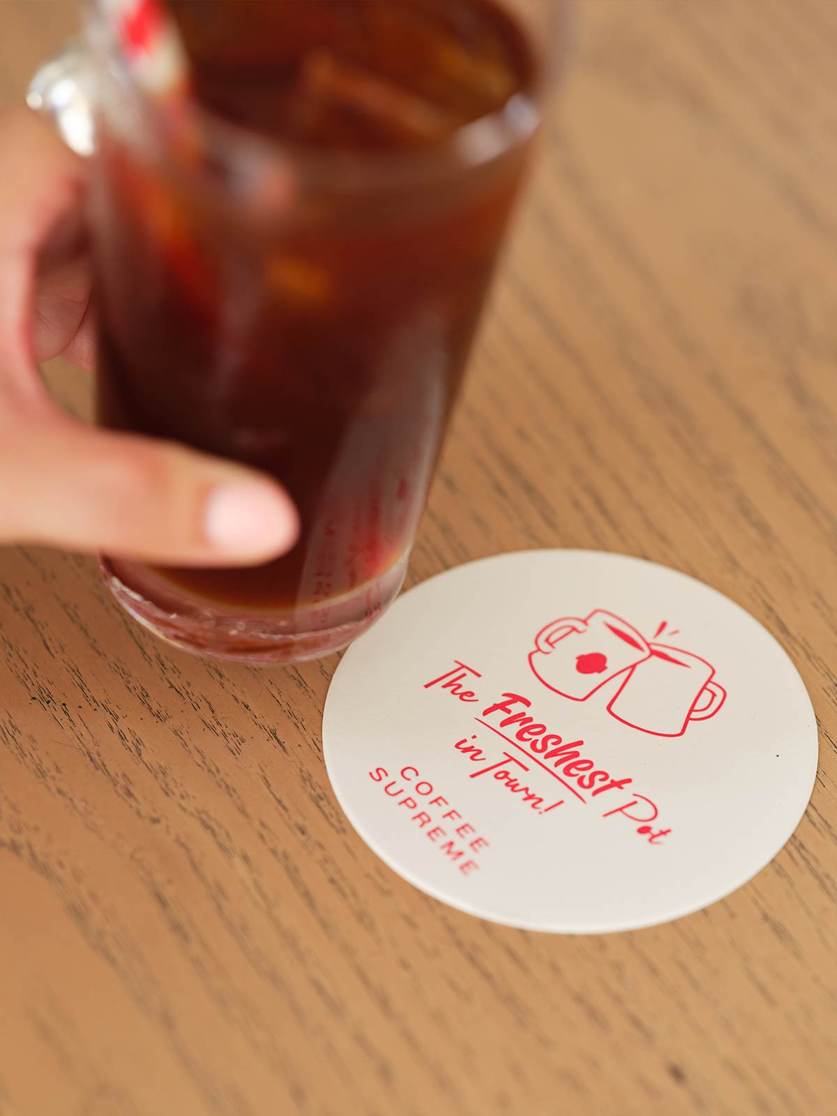 特別に制作したブランドタグはコースターとしても使用可能です