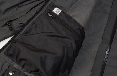 右身頃裏ゴーグルポケット