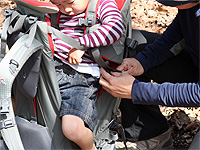 ショルダーストラップのバックルを固定