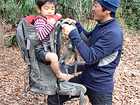 キャリアを太腿の上に