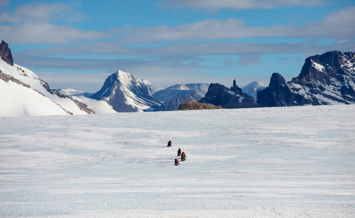 スノーモービルで調査に向かう先には、6〜5億年前、大陸衝突で誕生した山脈がそびえている。（撮影：阿部幹雄）