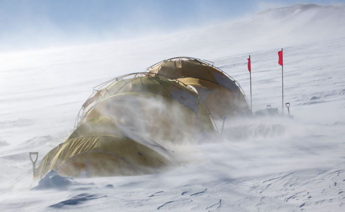 快晴の日、カタバ風が吹きすさび、風雪がテントをたたく（撮影：阿部幹雄）