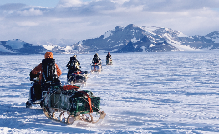 スノーモービルの移動にはクレバスの危険がともなう（撮影：阿部幹雄）