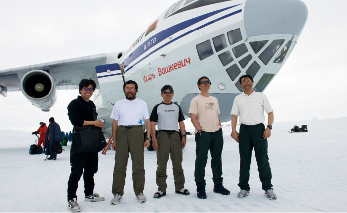 調査を無事に終え、南極を離れる。寒さに慣れ、半袖でも平気に。（撮影：阿部幹雄）