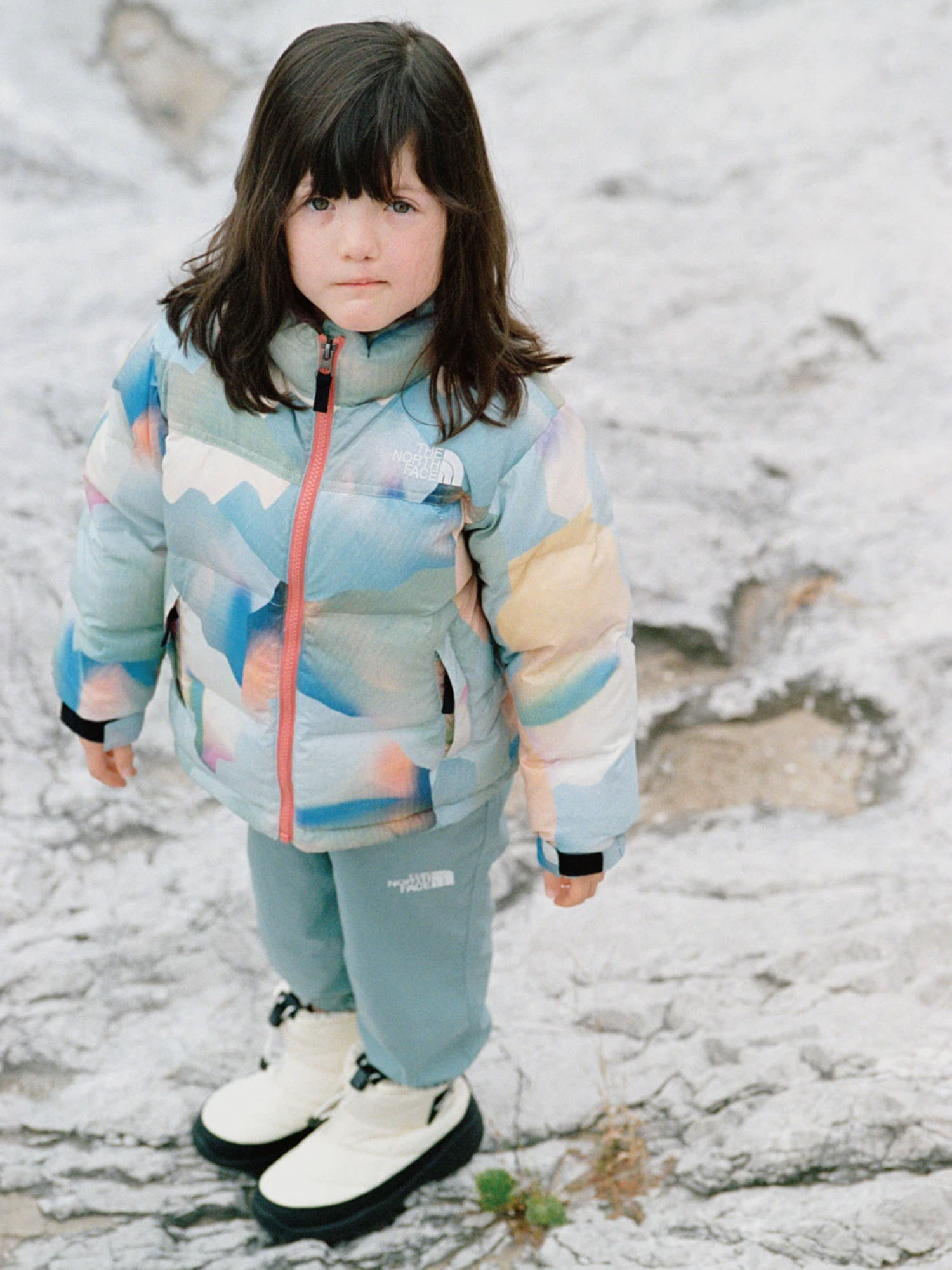 A down jacket that inherits the design of the Nuptse jacket, a representative heritage model of THE NORTH FACE from the 1990s.