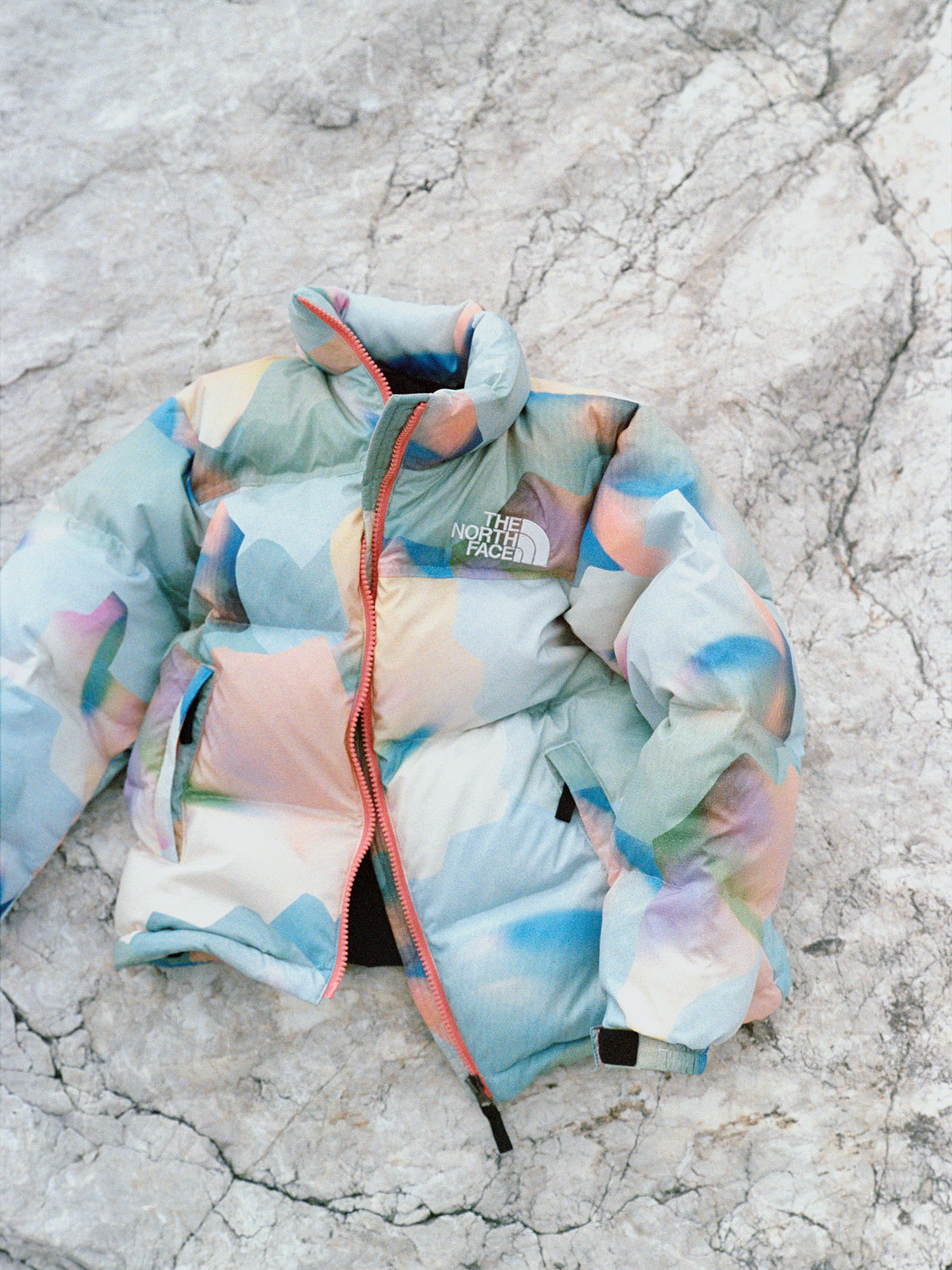 Reconstructing motifs such as auroras, tree branches, and light prisms. The sensation of fragments of nature being recombined and encountering each other again through collage is expressed from both aspects.