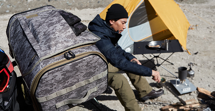 キャンプをする男性とGWM X-OVER REAR BAG（クロスオーバー）リアバッグ