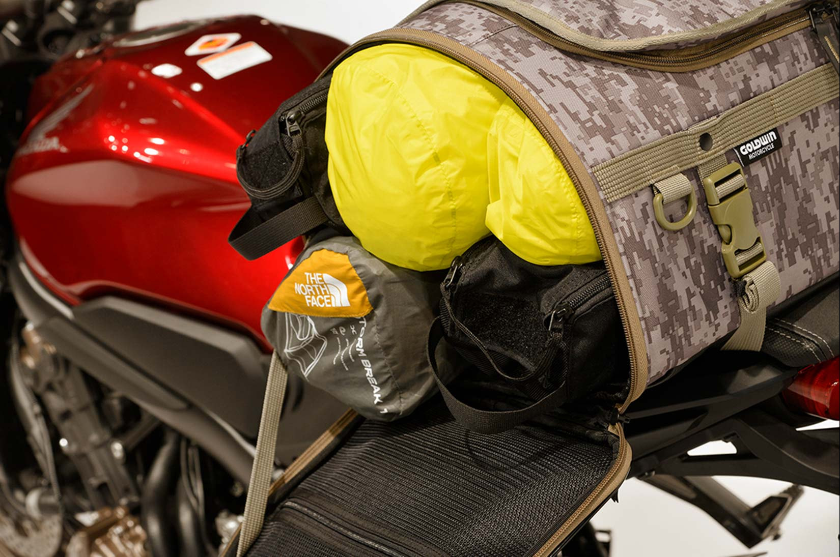 GOLDWIN MOTORCYCLE | キャンプツーリングから日常使いまで、幅広い用途で便利さが光る バイク用 2WAY BAG GWM X-OVER  リアバッグ35/24
