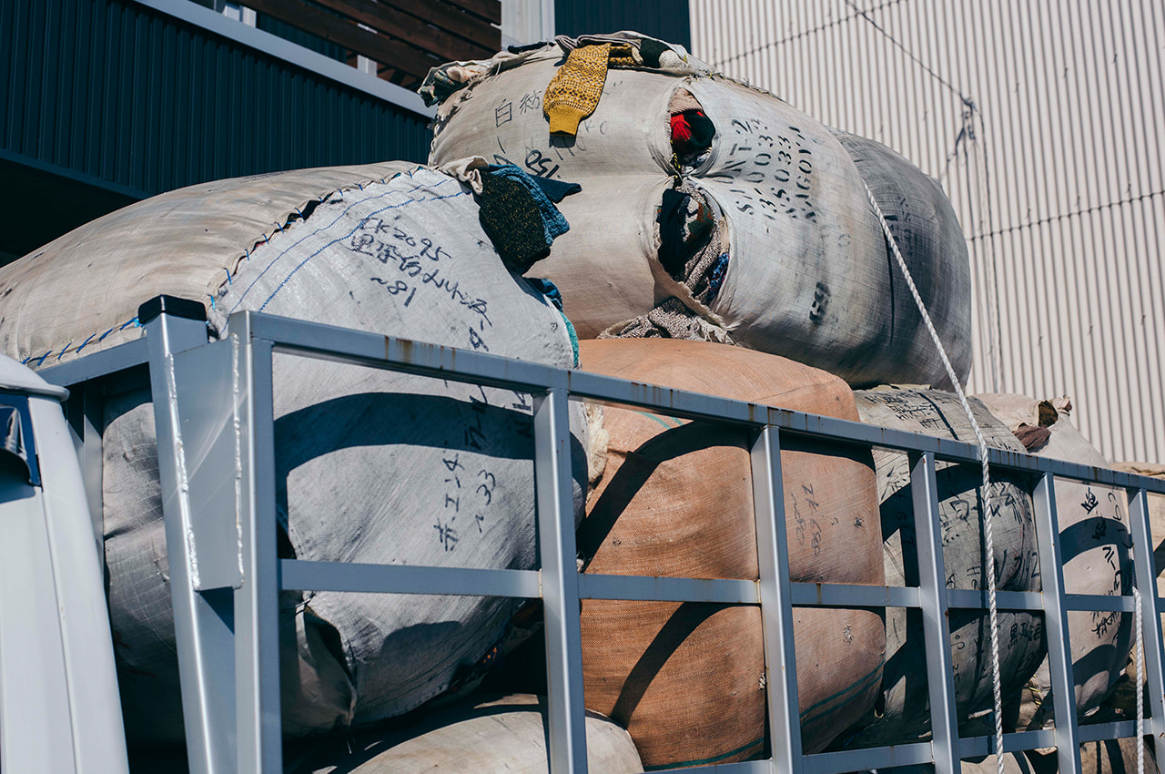 画像：色や混紡率を仕分ける一番最初の行程