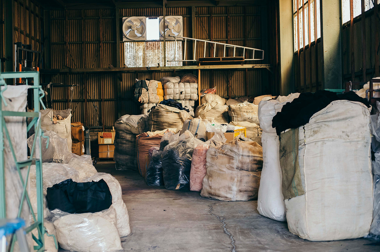 画像：色や混紡率を仕分ける一番最初の行程