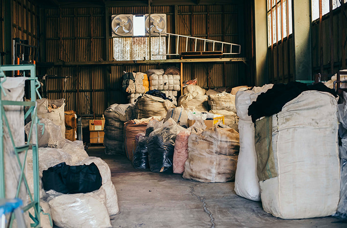 画像：色や混紡率を仕分ける一番最初の行程