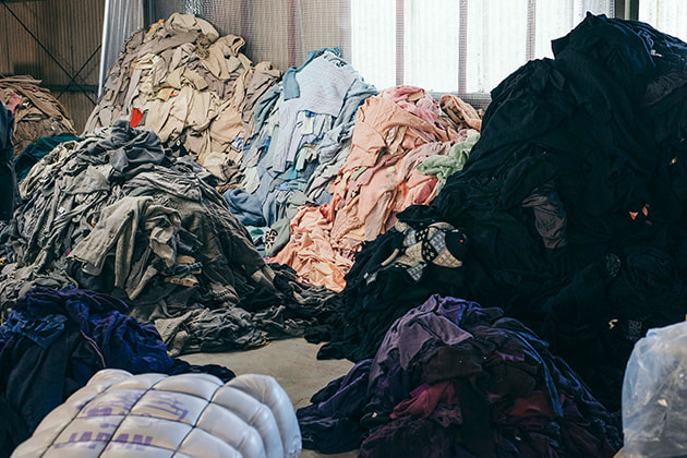 画像：色や混紡率を仕分ける一番最初の行程