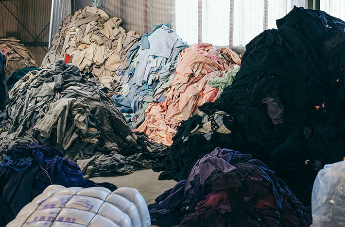 画像：色や混紡率を仕分ける一番最初の行程