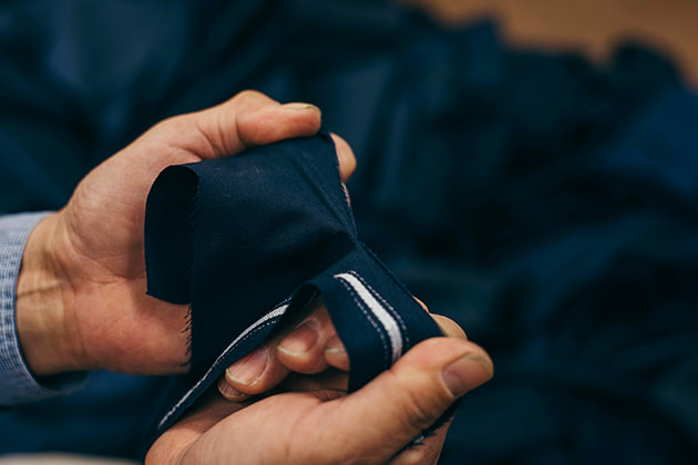 画像：色や混紡率を仕分ける一番最初の行程