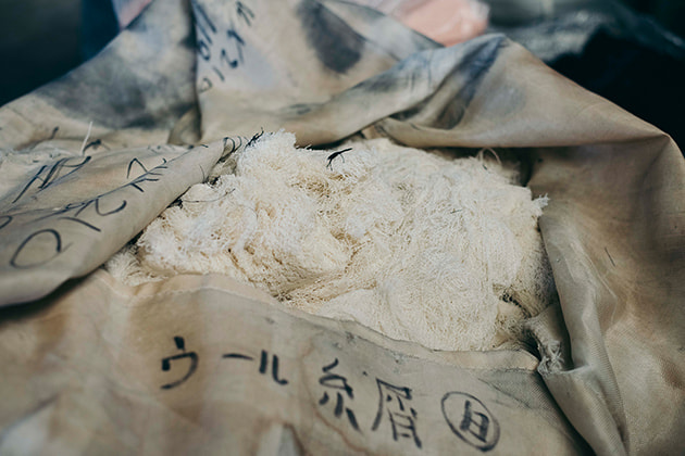 画像：色や混紡率を仕分ける一番最初の行程