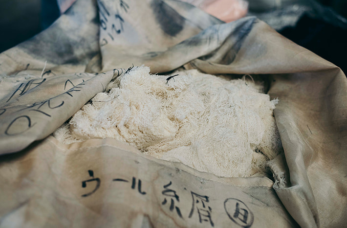 画像：色や混紡率を仕分ける一番最初の行程