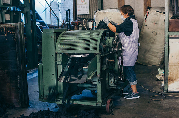 画像：ウールを蘇らせる反毛という作業