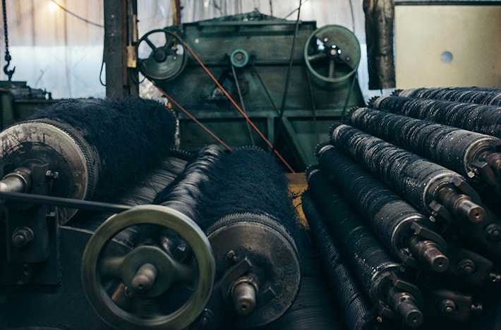 画像：ウールを蘇らせる反毛という作業