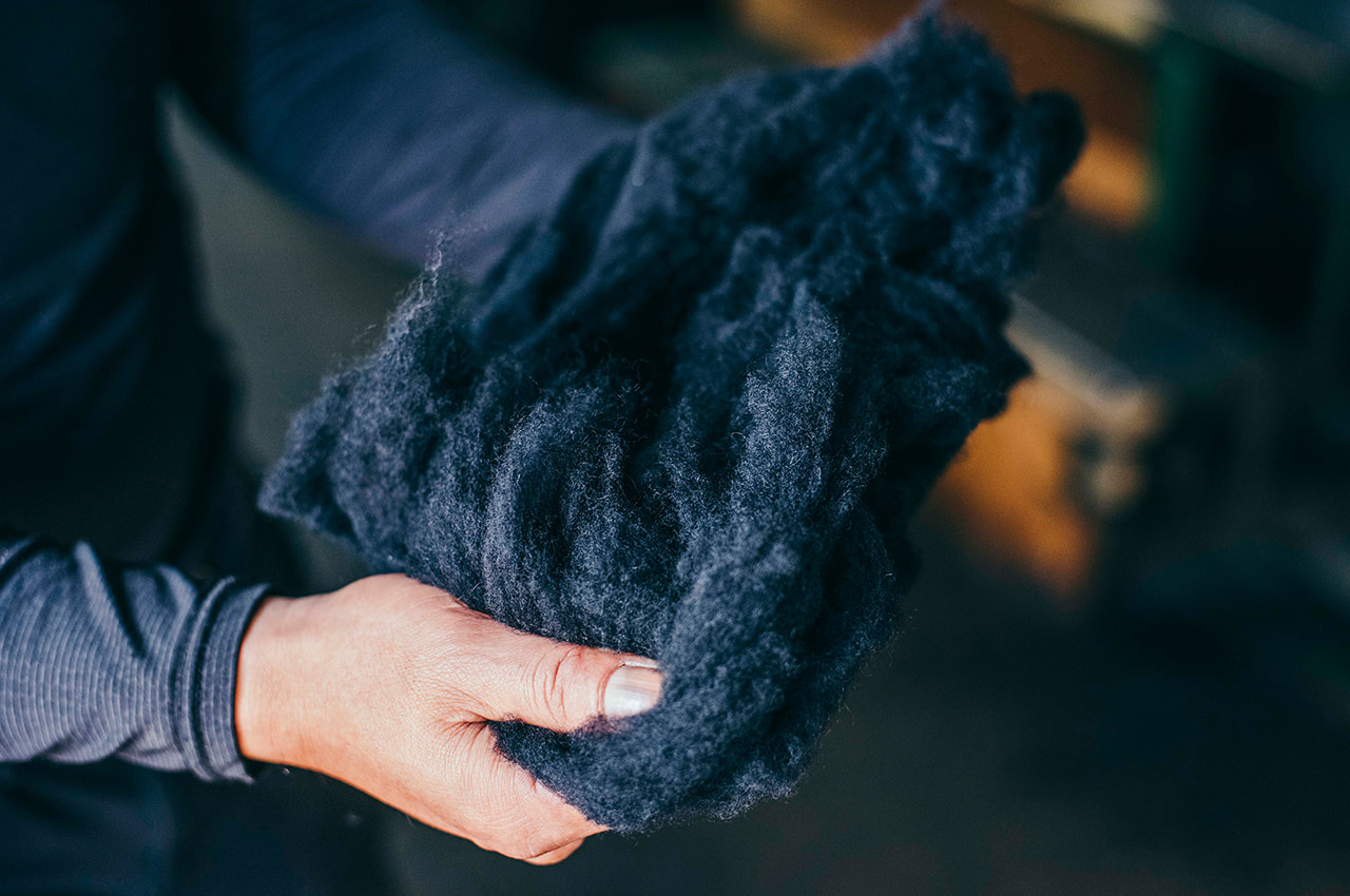 画像：ウールを蘇らせる反毛という作業
