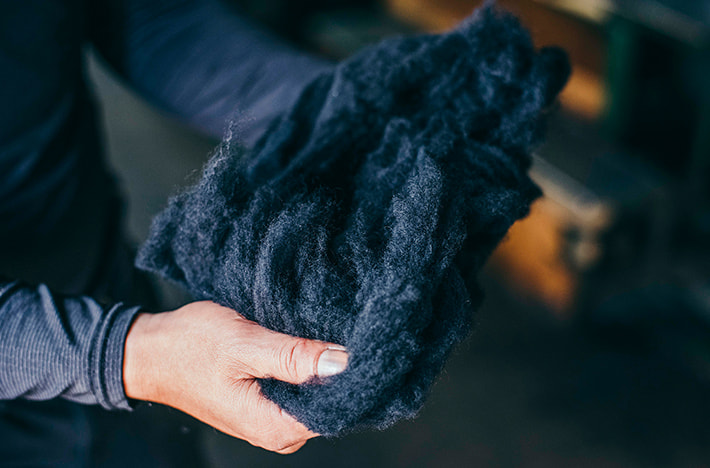 画像：ウールを蘇らせる反毛という作業