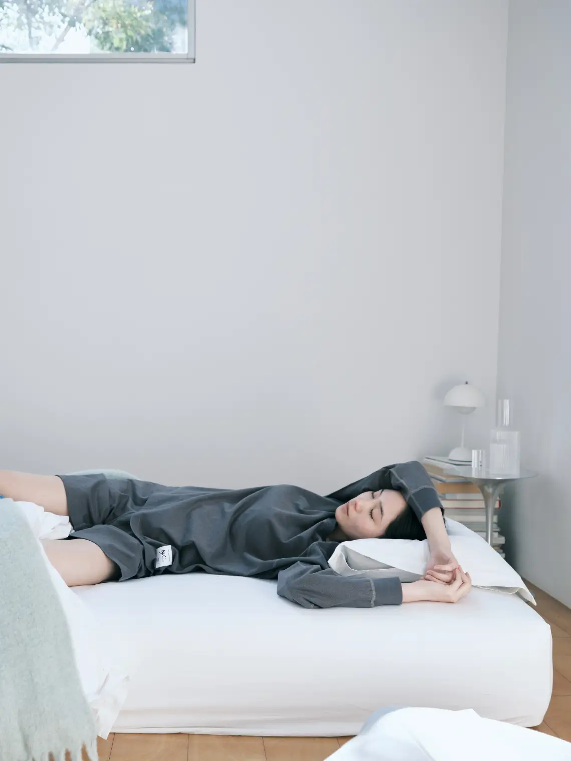 SAIRINシリーズのパジャマを着て寝る人