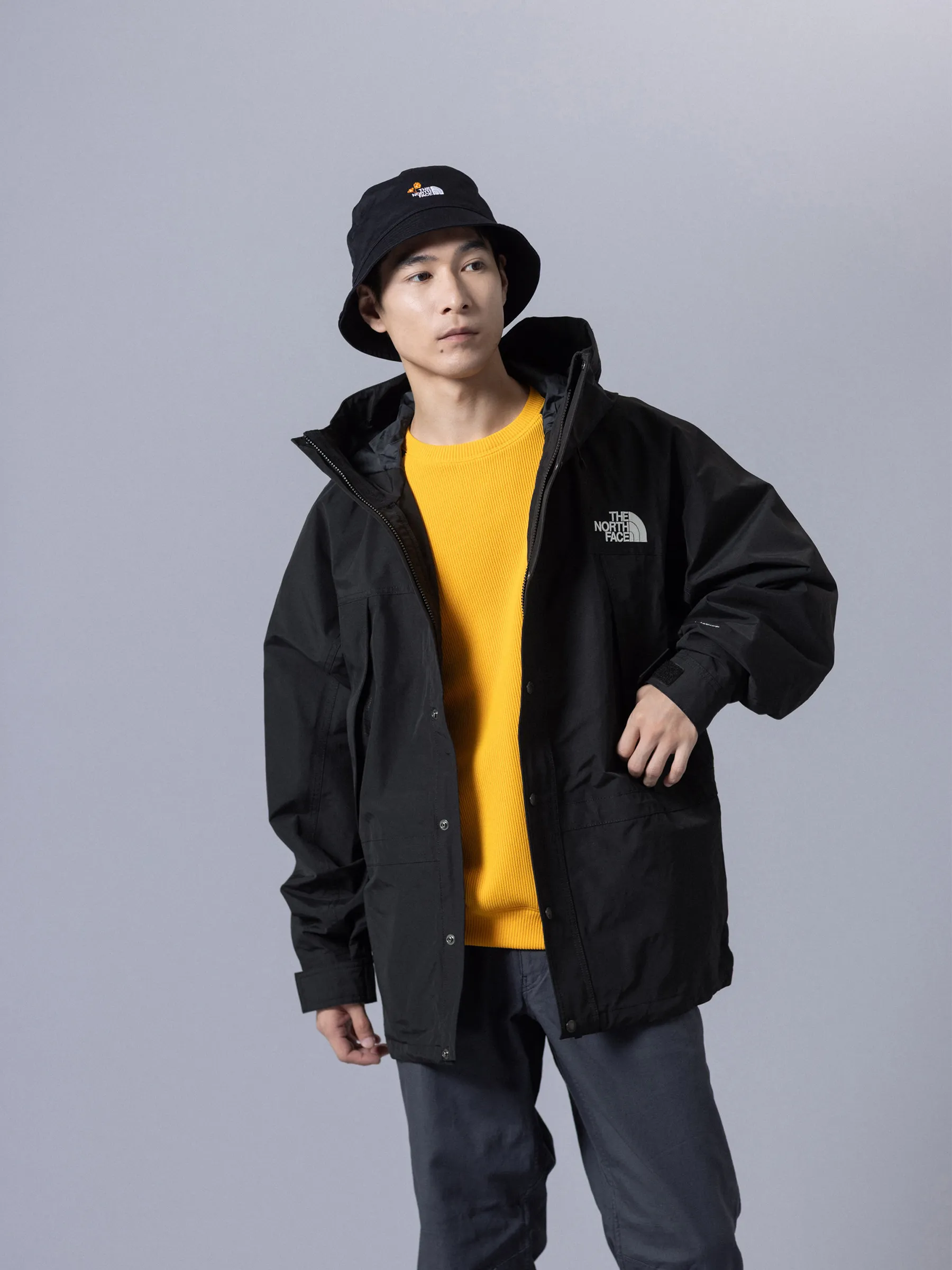 MOUNTAIN LIGHT JACKETの着用写真