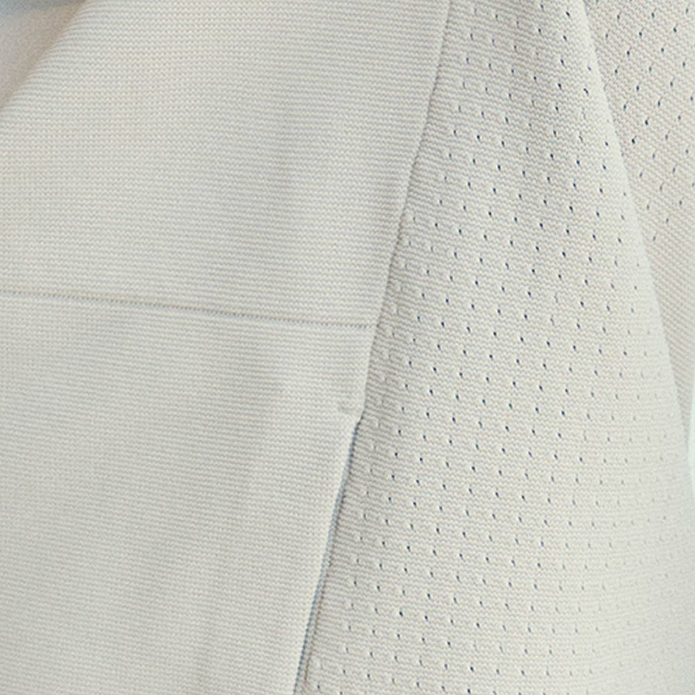 02 伸縮性に優れた軽量ニット