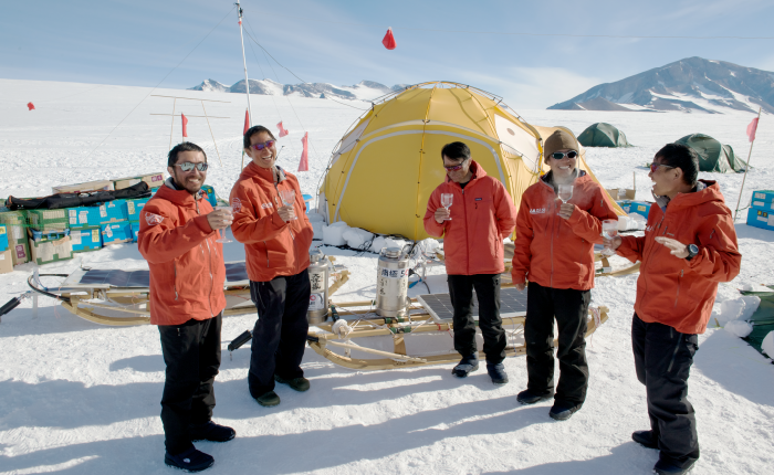 大晦日と元旦ばかりは休暇。無事を感謝し乾杯する。（撮影：阿部幹雄）