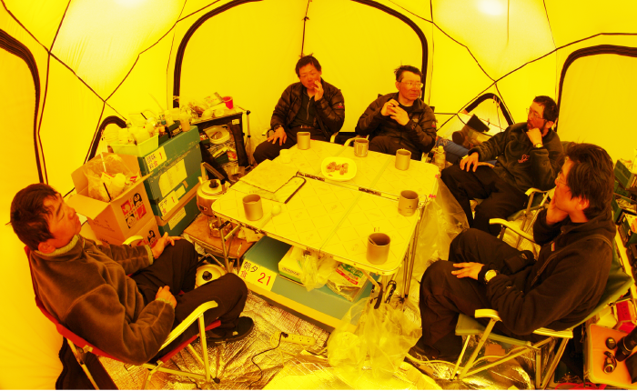 食事など隊員がくつろぎ団らんするメステントにて。（撮影：阿部幹雄）