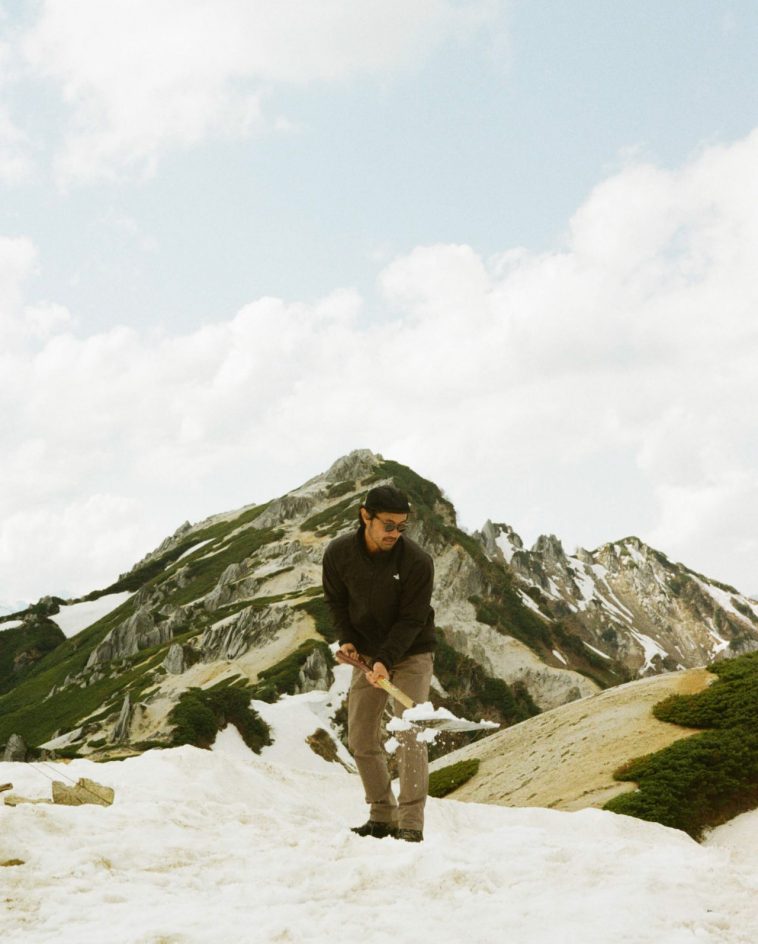 まだ雪が残るテント場に<br />
今夜の寝床を設営