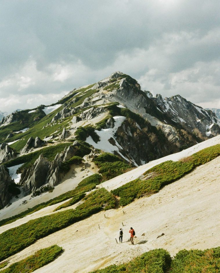 目まぐるしく変わる光の中<br />
カメラを携え山の撮影会