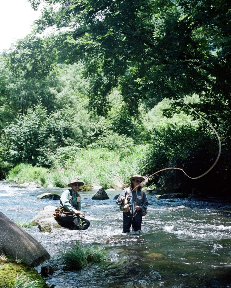 ロッドを振る2人の姿は<br />
まるで映画のワンシーン