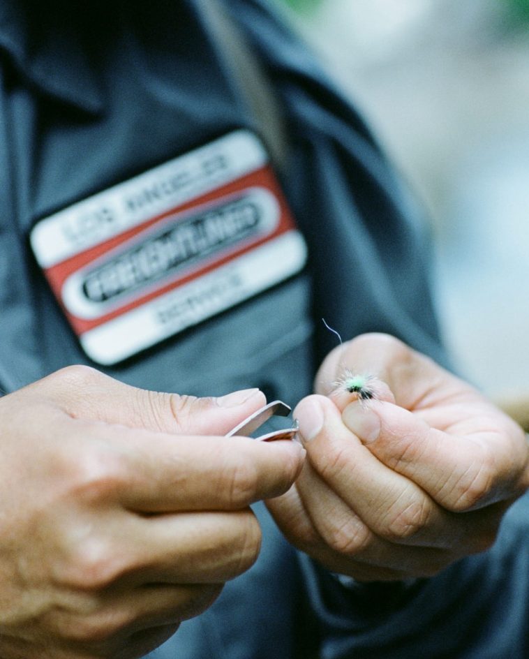 溪の音に包まれて<br />
無心で竿を振る2人