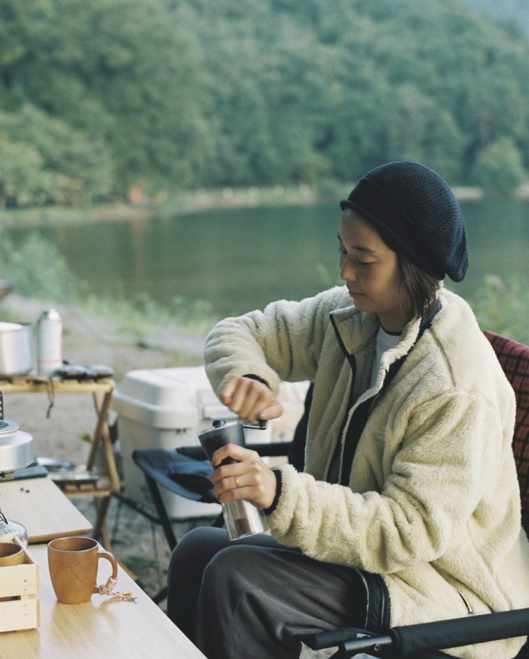 朝の涼しい空気にまじる<br />
挽きたてコーヒーの香り<br />
