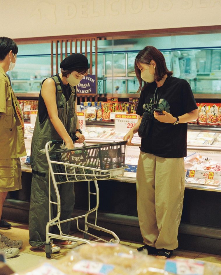 キャンプのはじまりは<br />
地元スーパーでの買い出しから