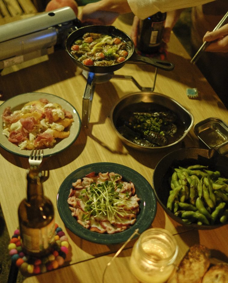 テーブルいっぱいに敷き詰められた<br />
色とりどりの食事