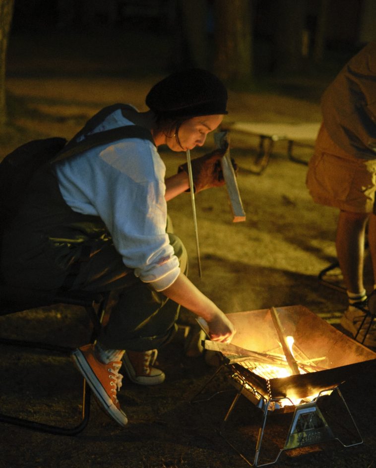 気の置けない仲間と<br />
焚き火を囲む
