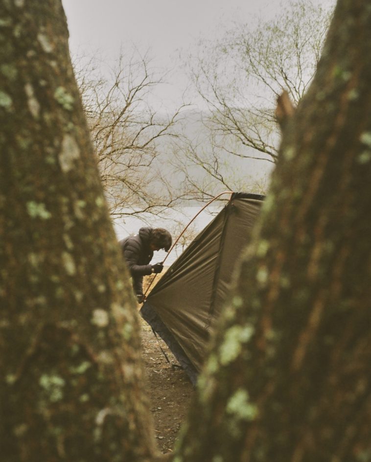 キャンプ場に到着<br />
設営と薪拾い