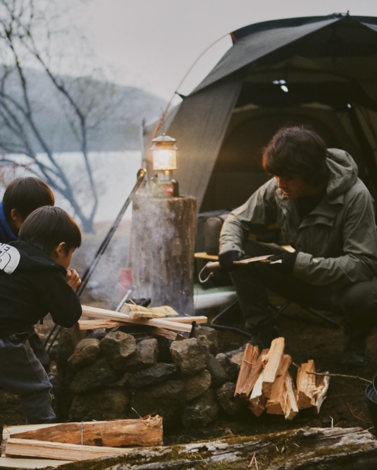 子どもたちと<br />
火おこし