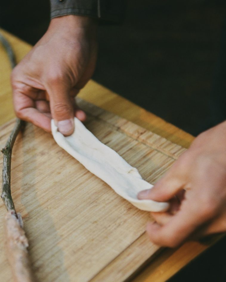 起こしたての火で<br />
おやつのパン作り