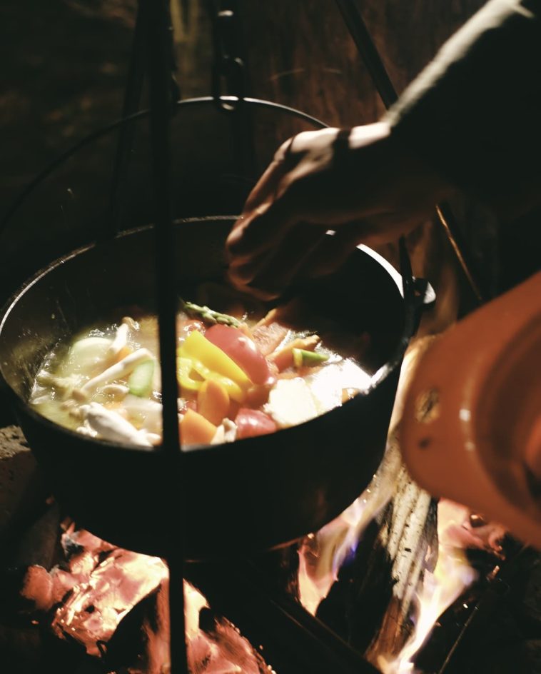 ダッチオーブンが活躍する<br />
時間勝負の夕食