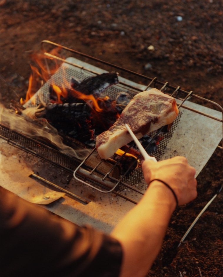 キャンプ料理は凝りすぎず <br />
シンプルかつ豪快に 
