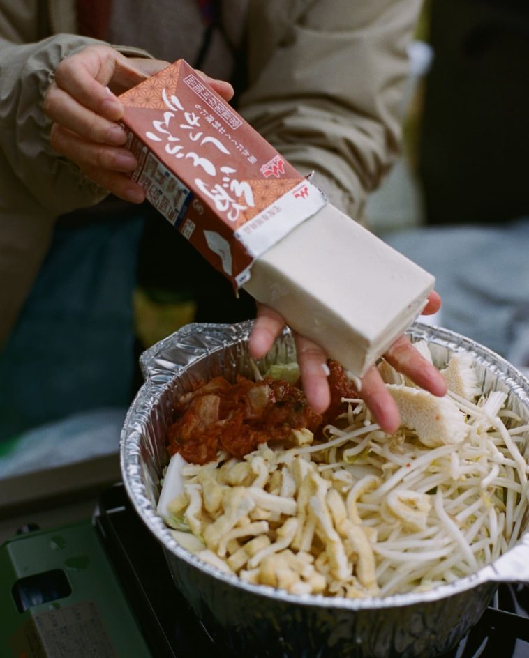 ここからはキャンプモード<br />
疲れた体に鍋が染み入る