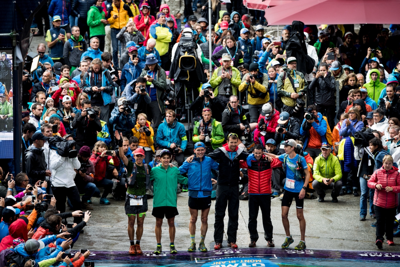 2017年のUTMB®︎で6位入賞を果たしたパウ・カペル（向かって一番左）。世界トップレベルのトレイルランナーとして頭角を現した。Photo by Sho Fujimaki