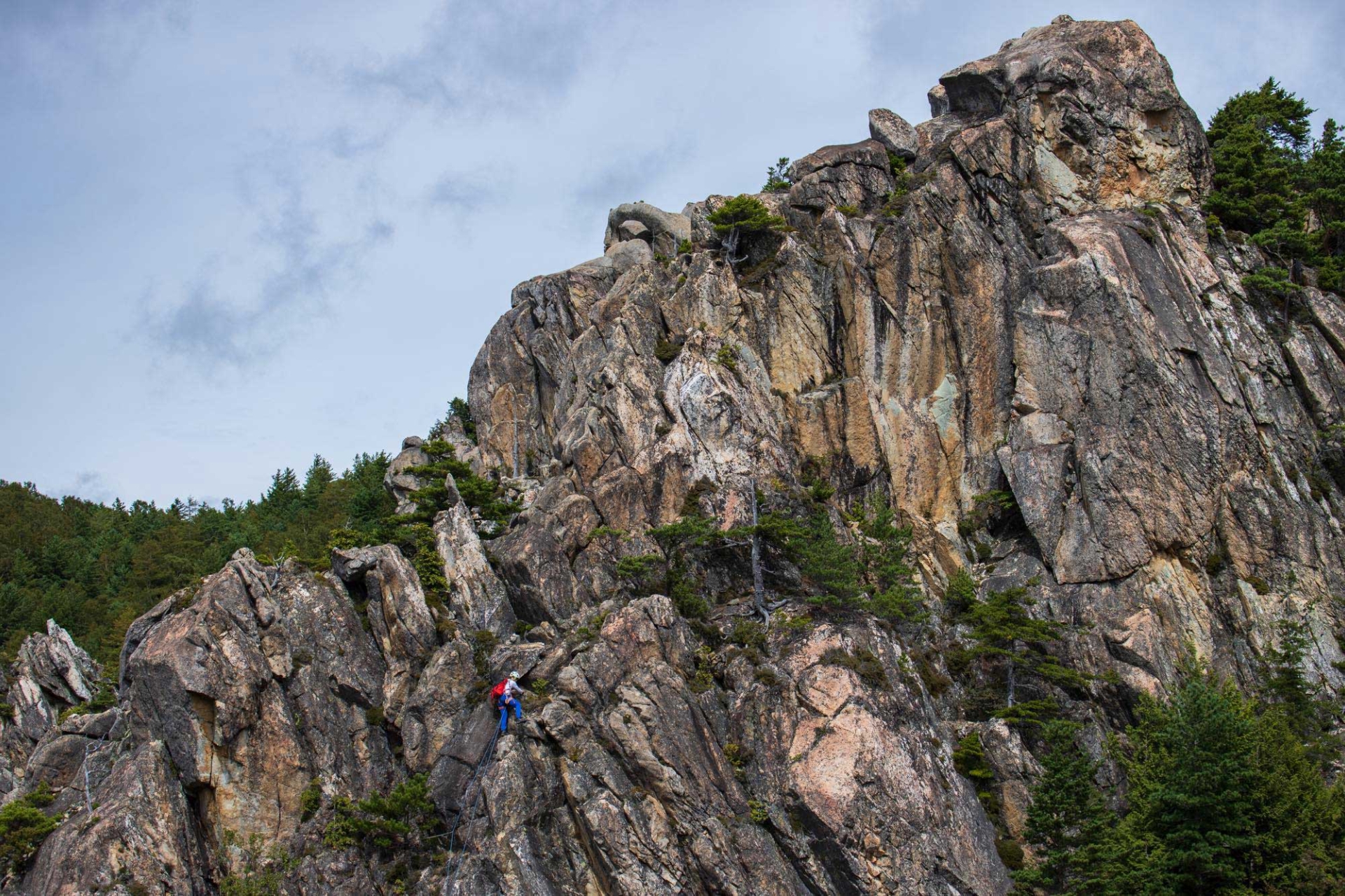 登りやすいけれど、落ちたらただでは済まない高度感がヒヤヒヤさせるリッジ。クライミングの裾野を広げるという意味ではまだまだ可能性を秘めた岩峰群である。