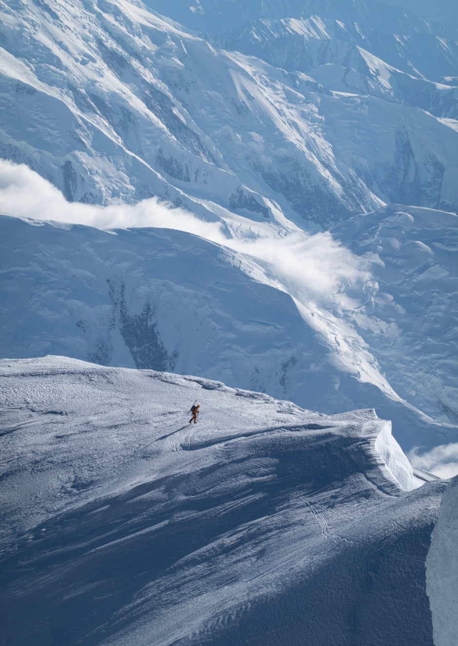 カッシン・リッジへのソロ登攀は、スキーを担いでのものとなった。<br />
Photo: Zach Novak