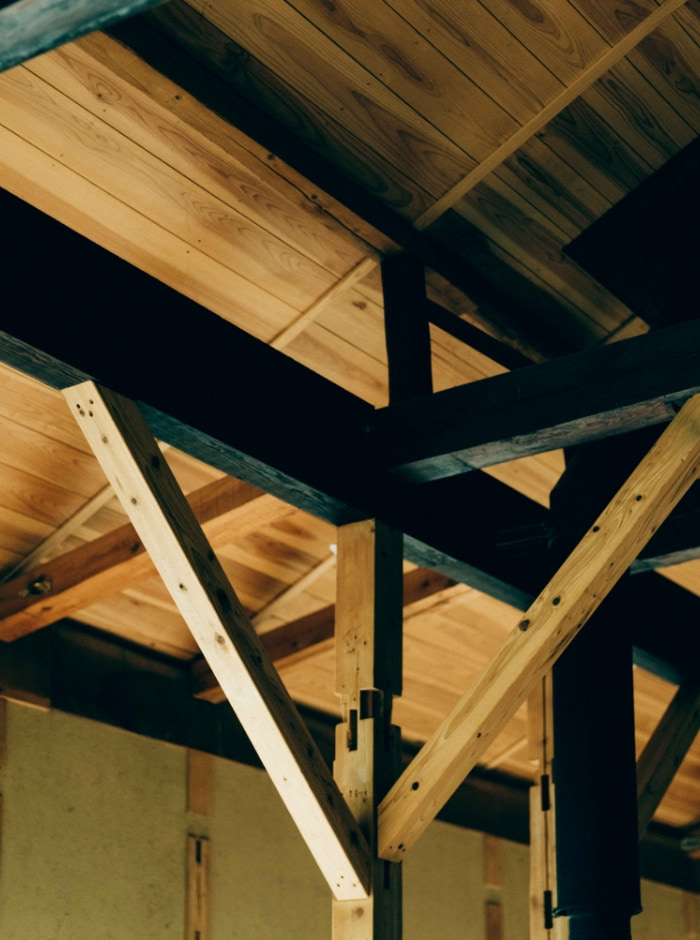 無垢の杉材を使った柱